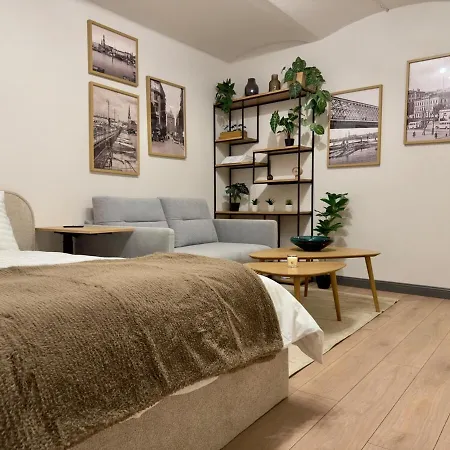 Cozy And Quiet With Free Parking In Heart Of
