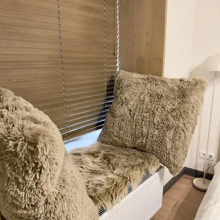 Cozy And Quiet With Free Parking In Heart Of *