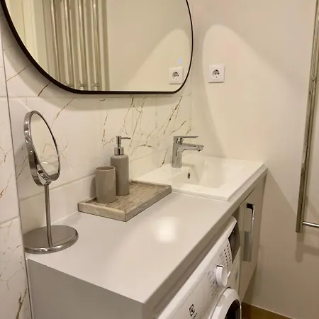 Cozy And Quiet With Free Parking In Heart Of Appartement