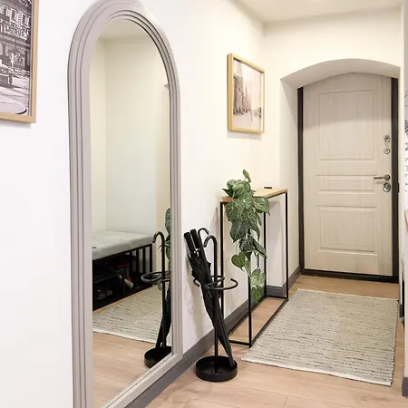 Cozy And Quiet With Free Parking In Heart Of *