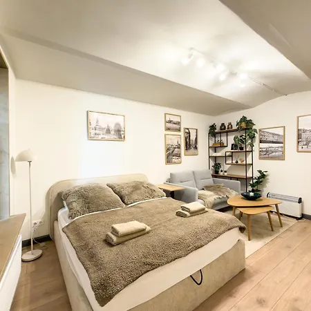 Cozy And Quiet With Free Parking In Heart Of *